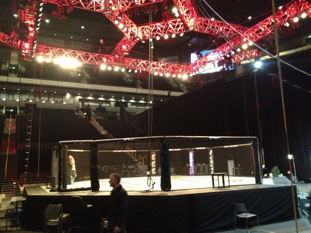 02.mar.2013 - Octógono pronto para receber os duelos da noite - Reprodução/Twitter