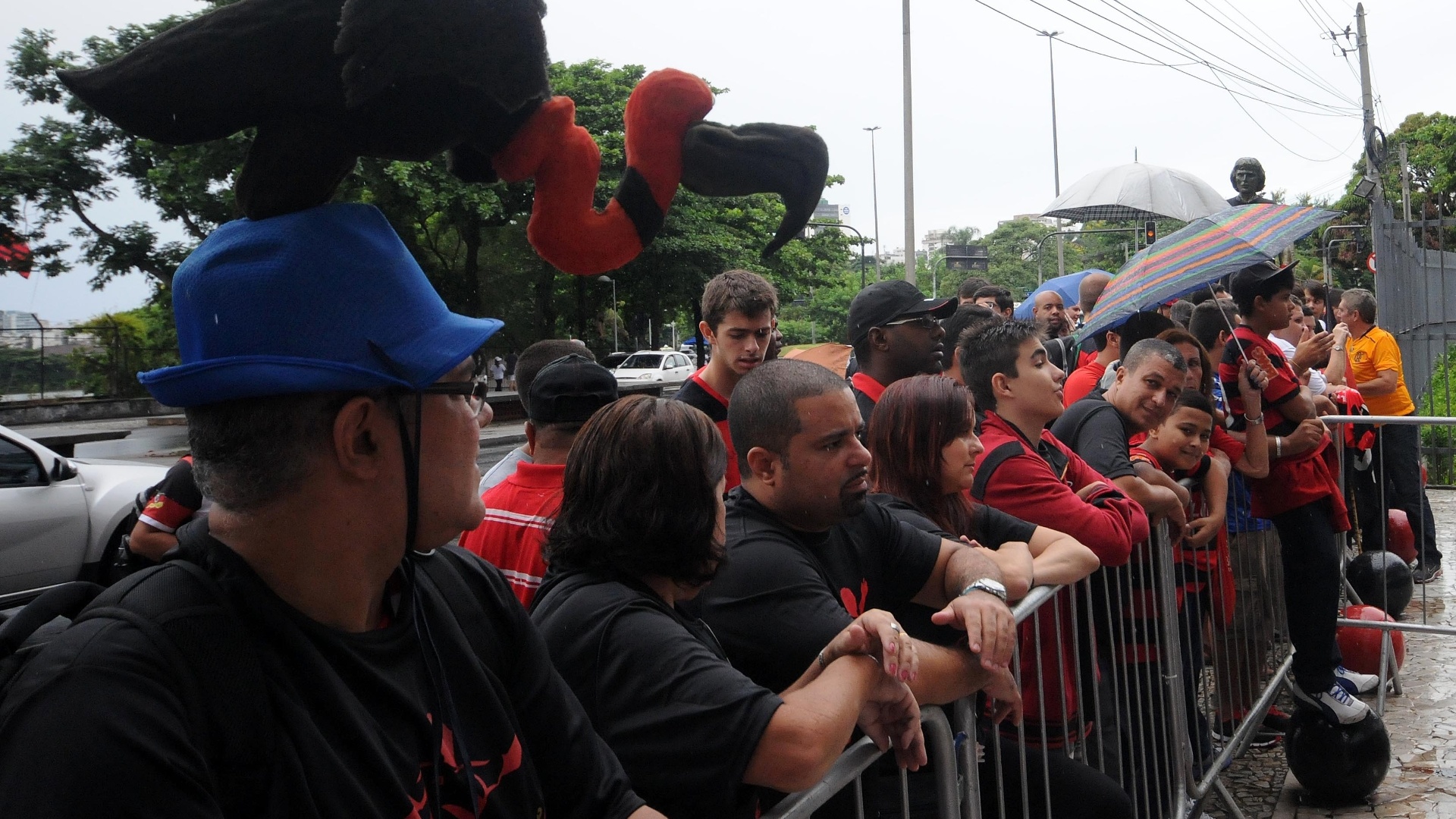 02.mar.2013 - Torcedores do Flamengo fazem festa na Gávea para comemorar aniversário do ídolo Zico, que faz 60 anos no domingo - Alexandre Vidal/Fla Imagem