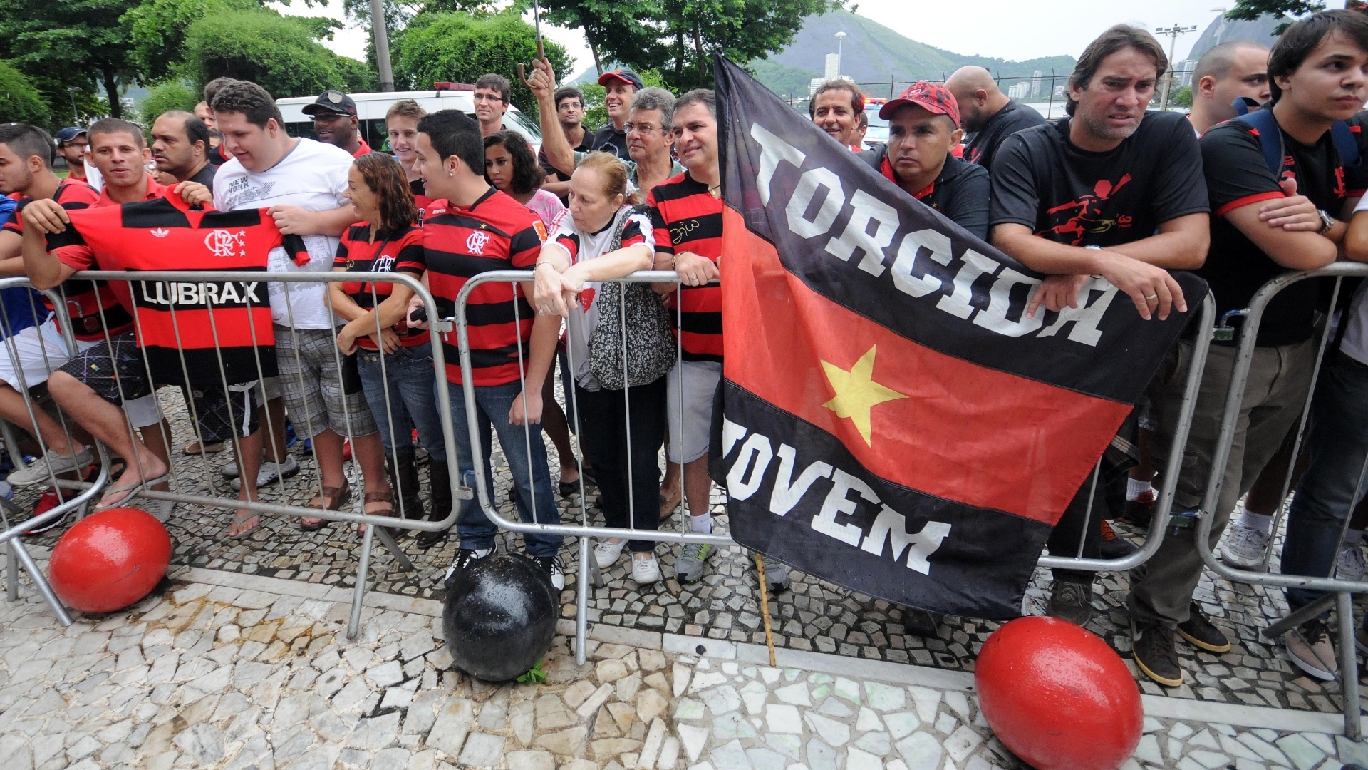 02.mar.2013 - Torcedores do Flamengo fazem festa na Gávea para comemorar aniversário do ídolo Zico, que faz 60 anos no domingo - Alexandre Vidal/Fla Imagem
