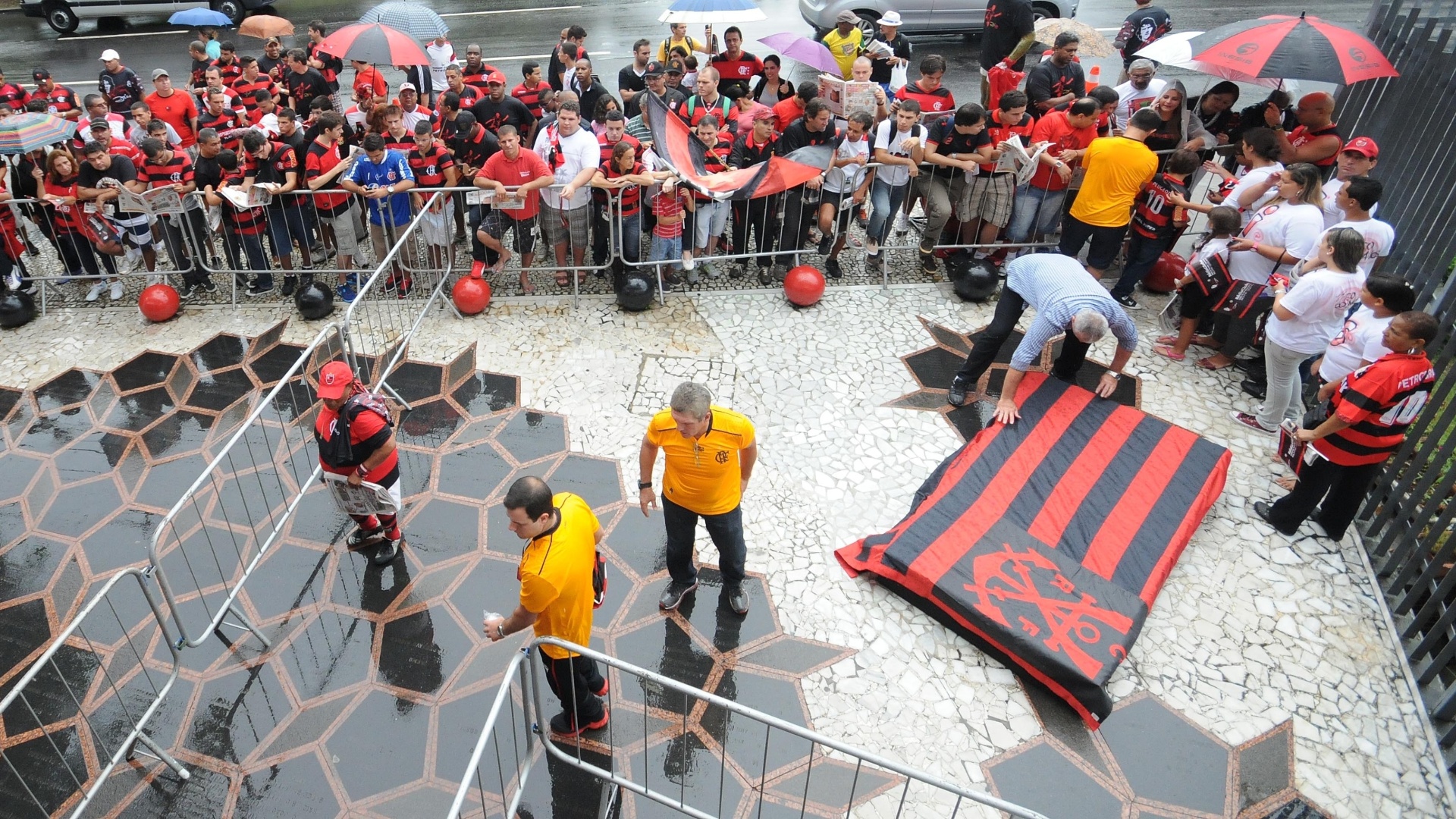 02.mar.2013 - Torcedores do Flamengo fazem festa na Gávea para comemorar aniversário do ídolo Zico, que faz 60 anos no domingo - Alexandre Vidal/Fla Imagem