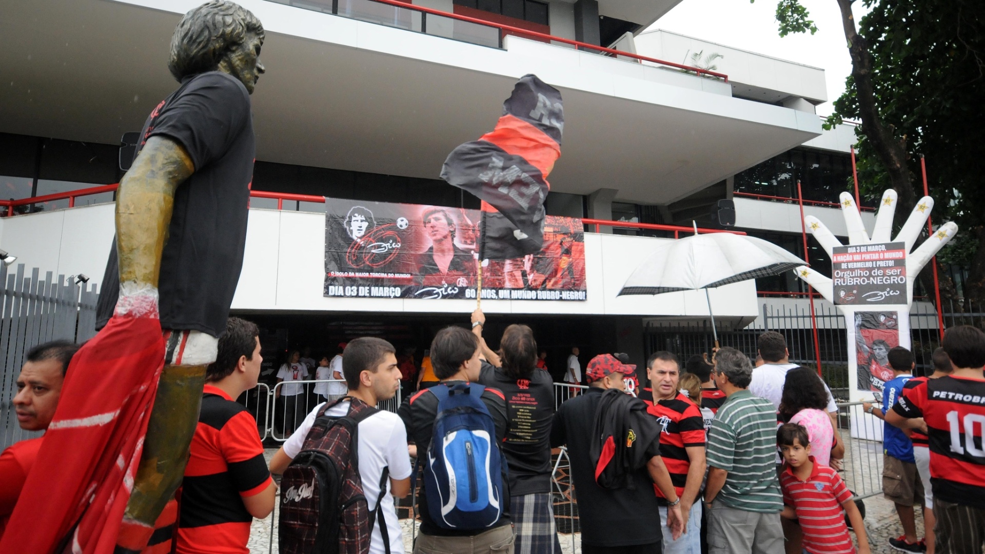 02.mar.2013 - Torcedores do Flamengo fazem festa na Gávea para comemorar aniversário do ídolo Zico, que faz 60 anos no domingo - Alexandre Vidal/Fla Imagem