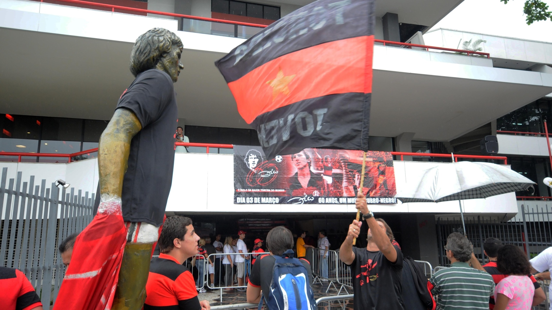02.mar.2013 - Torcedores do Flamengo fazem festa na Gávea para comemorar aniversário do ídolo Zico, que faz 60 anos no domingo - Alexandre Vidal/Fla Imagem