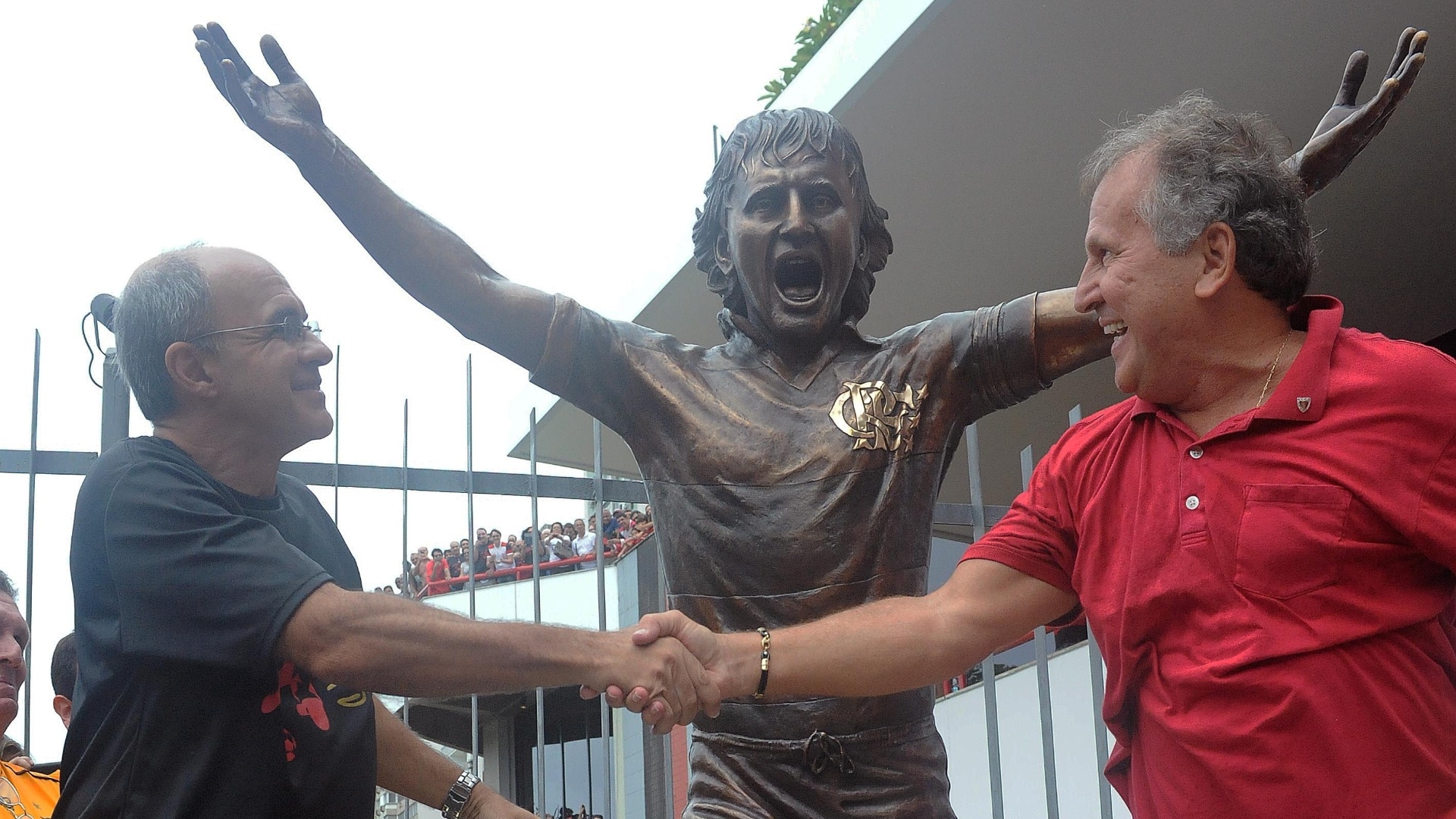 02.mar.2013 - Zico, às vésperas de completar 60 anos, é recepcionado por vários torcedores do Flamengo na Gávea - Alexandre Vidal/Fla Imagem