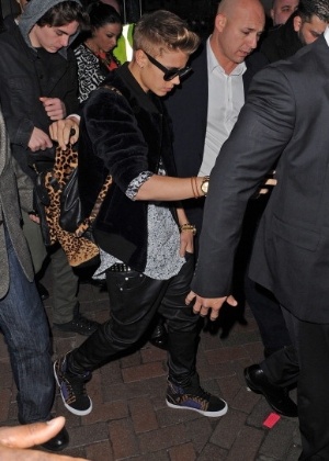 1.mar.2013 Justin Bieber deixa o local da festa de comemoração por seu aniversário, em Londres