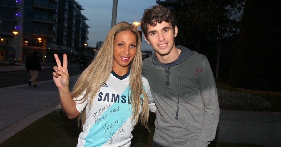 2.mar.2013 - A funkeira Valesca Popozuda visitou o jogador brasileiro Oscar, do Chelsea, durante sua passagem por Londres em turnê pela Europa