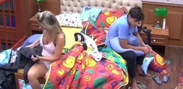 2.mar.2013 - André e Fernanda acordam com toque de despertar e se prepara para ir à sala