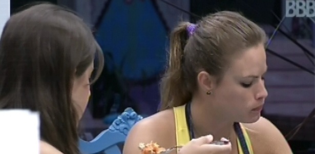 2.mar.2013 - Andressa e Natália almoçam macarronada feita pela gaúcha