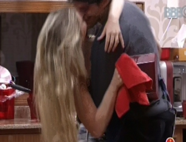 2.mar.2013 - Enquanto lavam e secam a louça nesta tarde, André e Fernanda aproveitam para dançar e se beijar