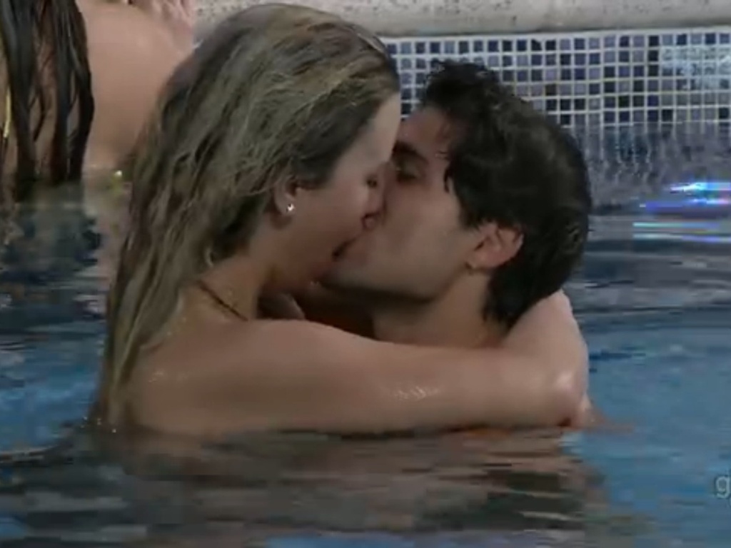 2.mar.2013 - Fernanda e André trocam beijos na piscina