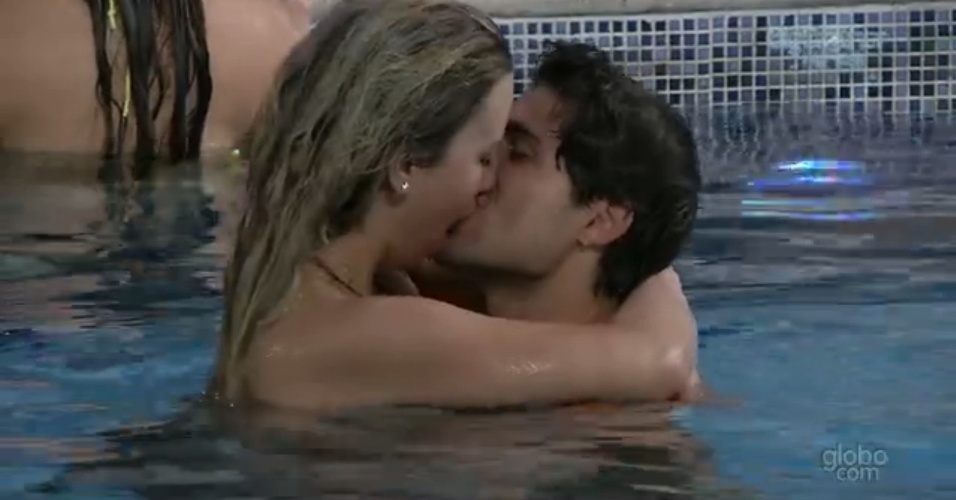 2.mar.2013 - Fernanda e André trocam beijos na piscina