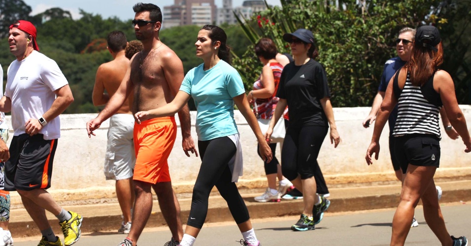 2.mar.2013 - Frequentadores caminham pelo Parque do Ibirapuera, em São Paulo