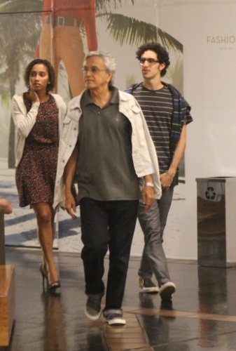 2.mar.2013 - O músico Caetano Veloso foi ao teatro em um shopping do Rio de Janeiro acompanhado do filho Zeca e da nova namorada, identificada pela imprensa como Emily