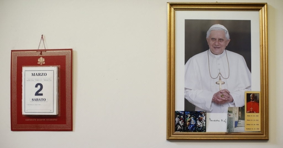 2.mar.2013 - Retrato do papa emérito Bento 16 decora quarto de zelador de prédio em Roma