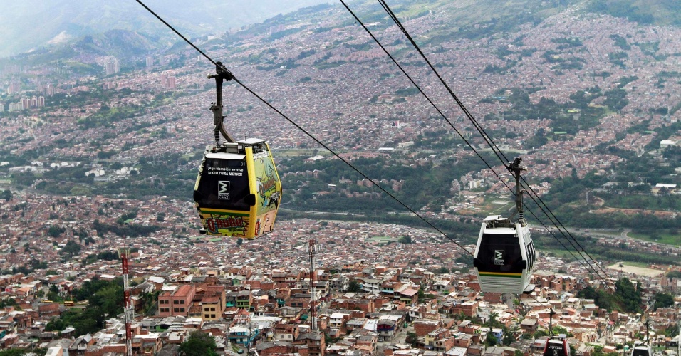 2.mar.2013 - Teleféricos cruzam a cidade de Medellín (Colômbia)