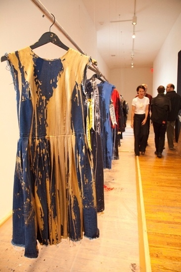 Além da performance e dos registros fotográficos, ainda é criada uma linha de roupas em "Splash", do artista suíço Olaf Breuning e da estilista norte-americana Cynthia Rowley - Divulgação