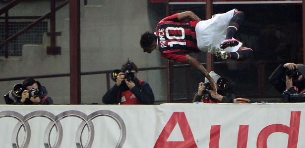 Kevin Boateng comemora o segundo gol do Milan no jogo com um salto impressionante - OLIVIER MORIN/AFP