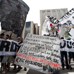 Corintianos de todas as idades protestaram em São Paulo pela prisão de torcedores na Bolívia - Nelson Almeida/AFP