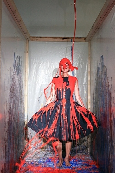 Em "Splash", do artista suíço Olaf Breuning e da estilista norte-americana Cynthia Rowley, o público participa do processo criativo de uma coleção de moda e uma obra de arte ao mesmo tempo - Divulgação