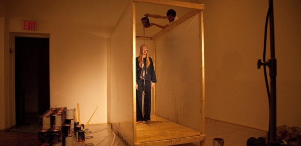 Imagem da performance de "Splash", do artista suíço Olaf Breuning e da estilista norte-americana Cynthia Rowley - Divulgação