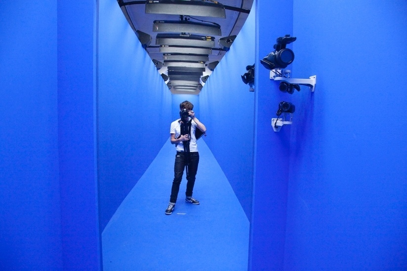 "Looks", do artista norte-americano Rob Pruitt e do estilista norte-americano Marc Jacobs, trabalha com a tecnologia de realidade aumentada. O público é convidado a desfilar por uma passarela em "chroma key" (fundo azulado) e em seguida, pode assistir a sua própria imagem dentro de um vídeo do desfile de Marc Jacobs. - Divulgação