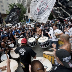 Manifestação na Avenida Paulista reuniu torcedores ligados às organizadas do Corinthians como Gaviões da Fiel e Camisa 12 - Nelson Almeida/AFP
