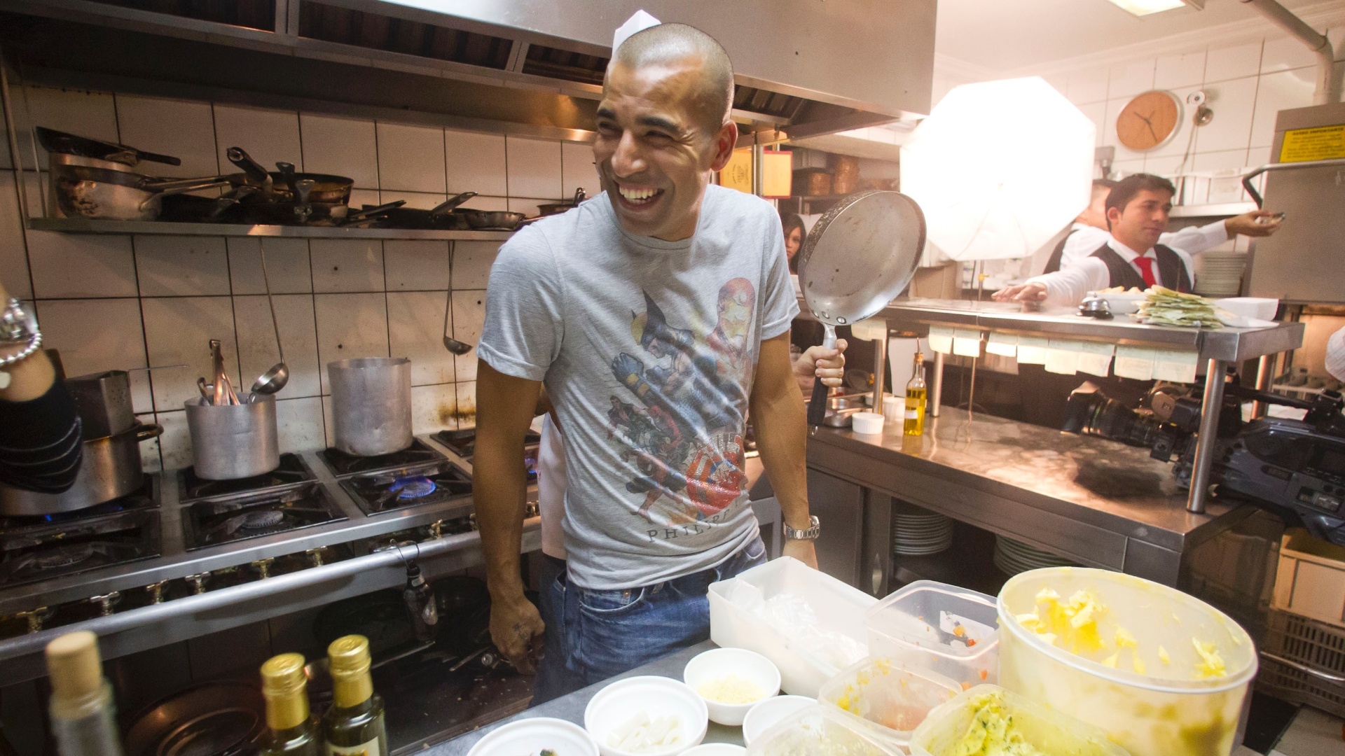 Na cozinha, Sheik se diverte ao admitir que não pilota muito bem o fogão - Fernando Donasci/UOL