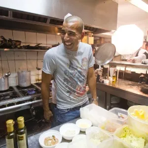 Na cozinha, Sheik se diverte ao admitir que não pilota muito bem o fogão - Fernando Donasci/UOL