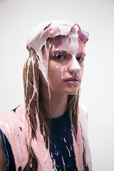 O resultado de "Splash", do artista suíço Olaf Breuning e da estilista norte-americana Cynthia Rowley, são bons registros fotográficos da performance e uma linha de roupas estampada ao vivo - Divulgação