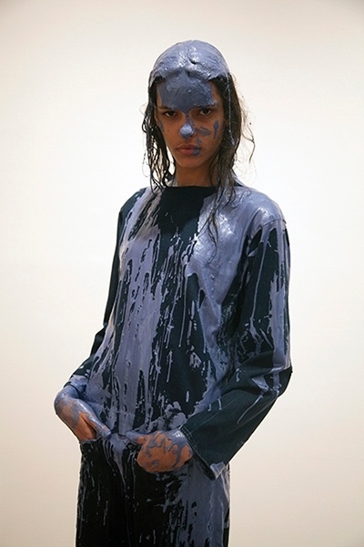 O resultado de "Splash", do artista suíço Olaf Breuning e da estilista norte-americana Cynthia Rowley, são bons registros fotográficos da performance e uma linha de roupas estampada ao vivo - Divulgação