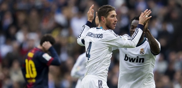 Sergio Ramos comemora com Essien o gol da vitória do Real Madrid contra o Barcelona - DANI POZO/AFP