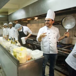 Sheik e Isaac na cozinha do Paris 6, antes de preparar o prato em sua homenagem - Fernando Donasci/UOL