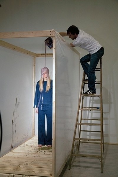 "Splash", do artista suíço Olaf Breuning e da estilista norte-americana Cynthia Rowley: anônimos vestem peças de roupas criadas por Cynthia Rowley e toma um banho de tinta. O resultado são bons registros fotográficos da performance e uma linha de roupas estampada ao vivo - Divulgação