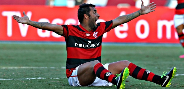 Caído no gramado, Ibson reclama da arbitragem durante derrota do Fla para o Botafogo - Júlio César Guimarães/UOL