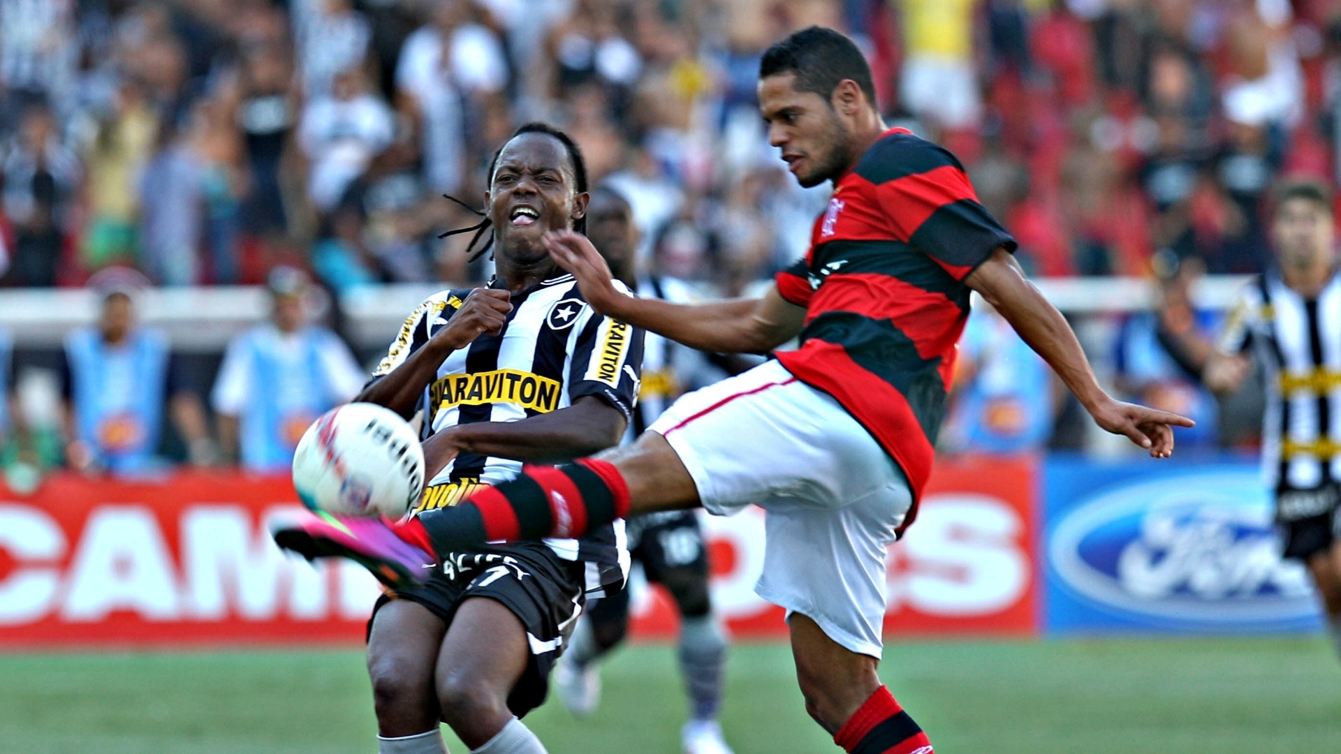 03.mar.2013 - João Paulo e Andrezinho dividem bola no clássico entre Flamengo e Botafogo - Júlio César Guimarães/UOL