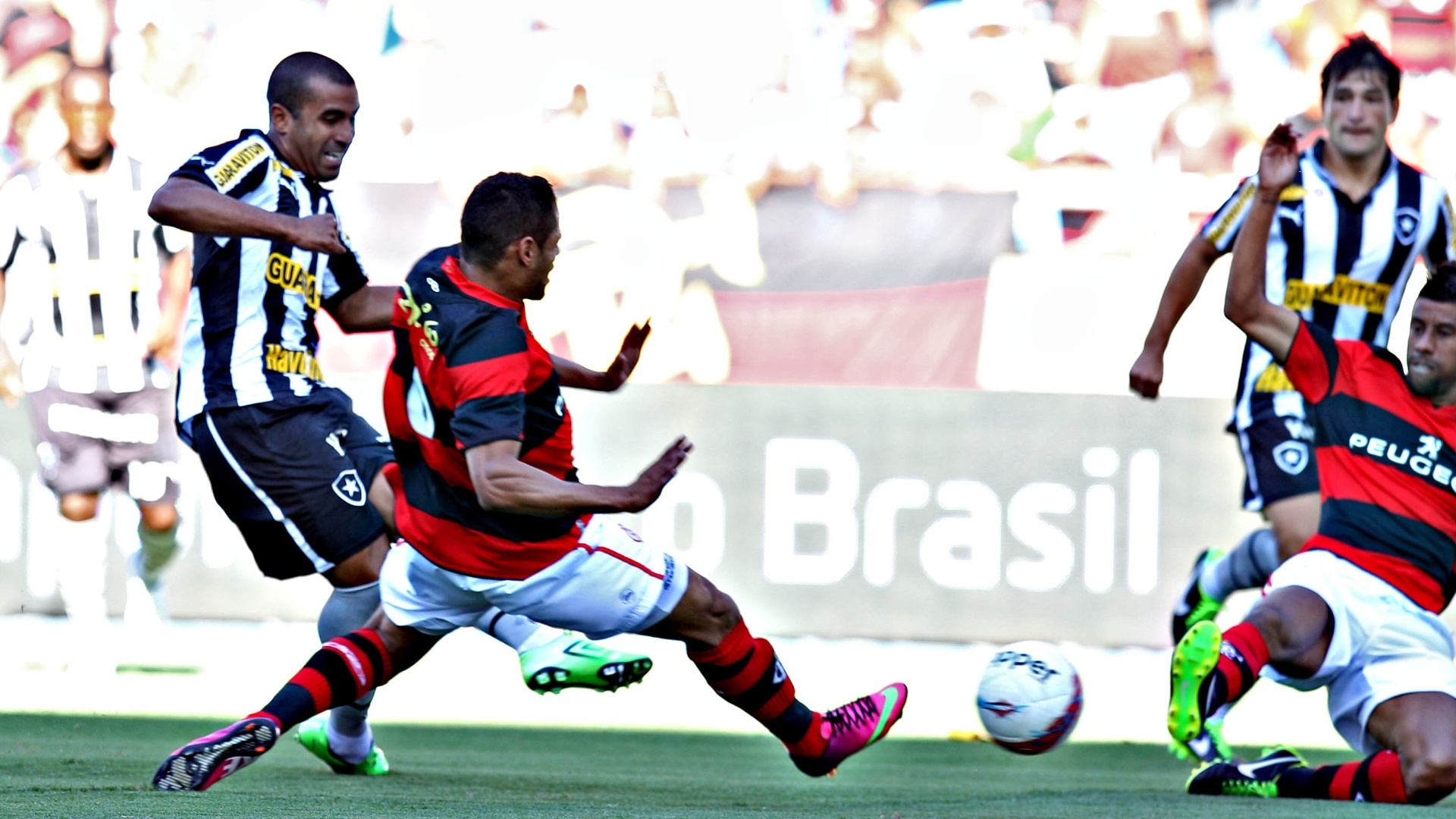 03.mar.2013 - Julio Cesar finaliza para marcar gol do Botafogo contra o Flamengo - Júlio César Guimarães/UOL