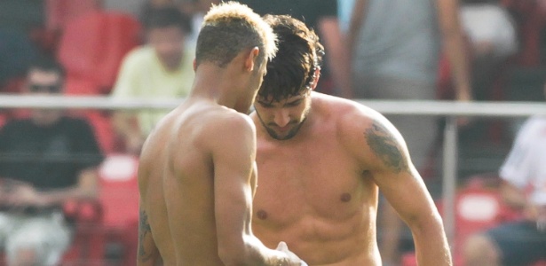 Em 2013, Neymar foi até vaiado por torcedores, enquanto Pato é reserva no Corinthians - Fernando Donasci/UOL