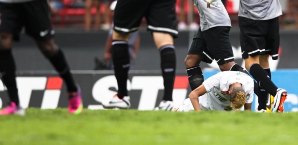 Neymar caído na área pedindo pênalti para o Santos no jogo contra o Corinthians