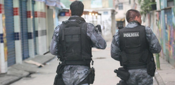 Policiais vasculham as comunidades do Complexo do Caju e da Barreira do Vasco, no Rio de Janeiro, durante ocupação do local - Zulmair Rocha/UOL