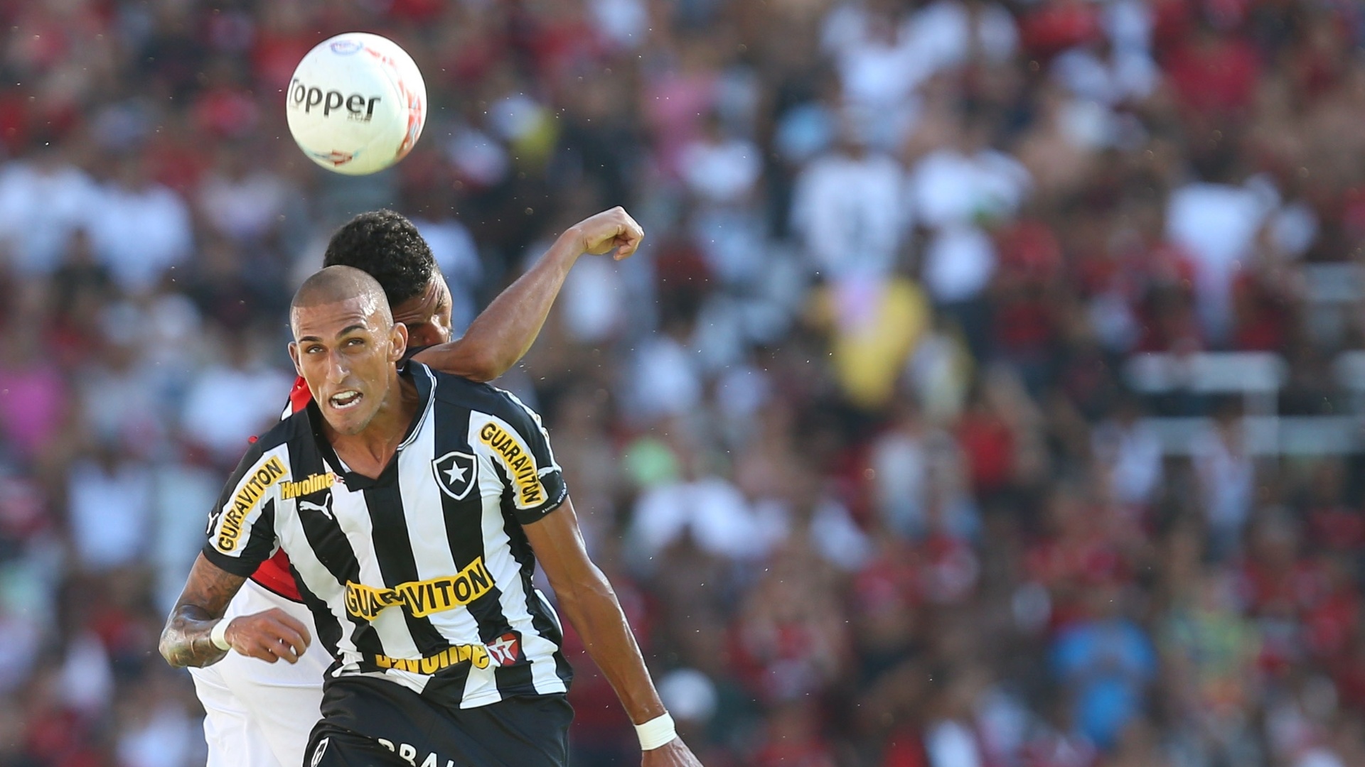 03.mar.2013 - Rafael Marques disputa bola na partida entre Botafogo e Flamengo pelo Campeonato Carioca - Satiro Sodre/AGIF