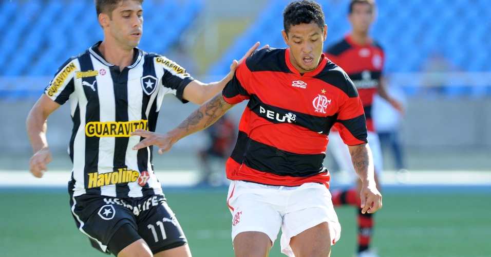 03.mar.2013 Carlos Eduardo (d) conduz a bola marcado por Fellype Gabriel (e) em clássico entre Flamengo e Botafogo