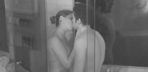 2.mar.2013 - Nasser e Andressa se beijam no banheiro