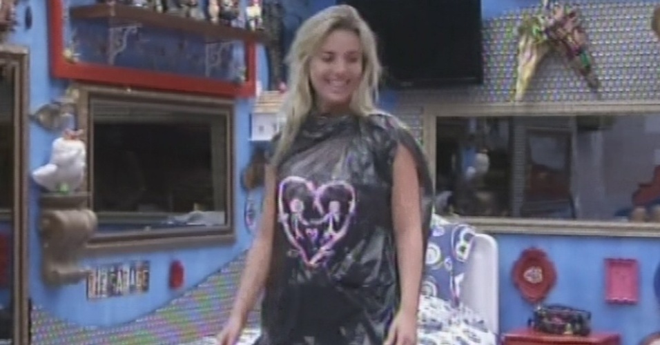 3.mar.2013 - Após Kamilla ficar irritada, Fernanda aparece no quarto usando um saco de lixo  com um desenho de coração feito de pasta de dente para animar a sister