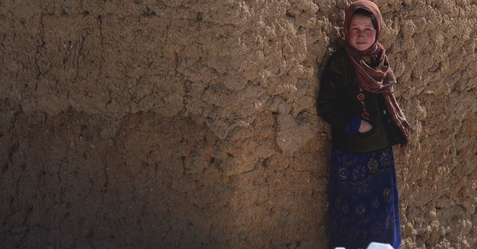 3.mar.2013 - Criança posa para fotógrafo na cidade de Bamiyan, a 200 km de Cabul, capital do Afeganistão