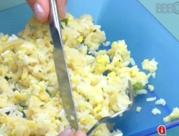 3.mar.2013 - Em sua segunda "boquinha" do dia, Kamilla come arroz com ovo nesta manhã