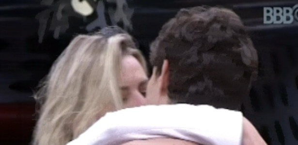 3.mar.2013 - Fernanda e André se beijam na cozinha, antes de a loira anunciar que vai voltar a dormir