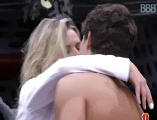 3.mar.2013 - Fernanda e André se beijam na cozinha, antes de a loira anunciar que vai voltar a dormir