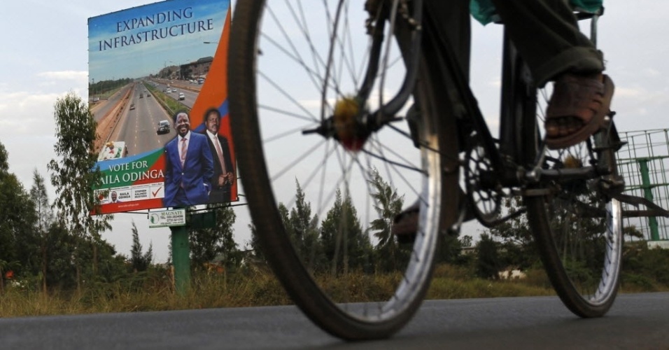 3.mar.2013 - Homem anda de bicicleta na cidade de Kisumu, no Quênia
