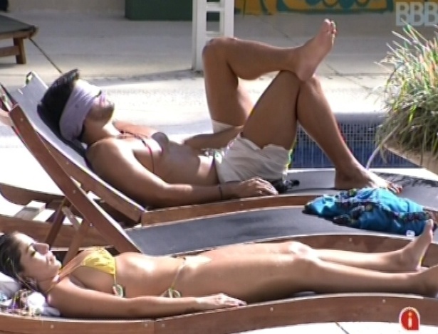 3.mar.2013 - Marcello e Anamara tomam banho de sol do lado de fora da casa, após o almoço