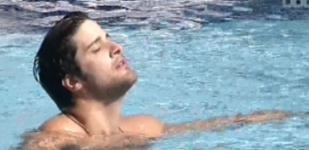 3.mar.2013 - Marcello entra na piscina sozinho e fica pensativo nesta tarde