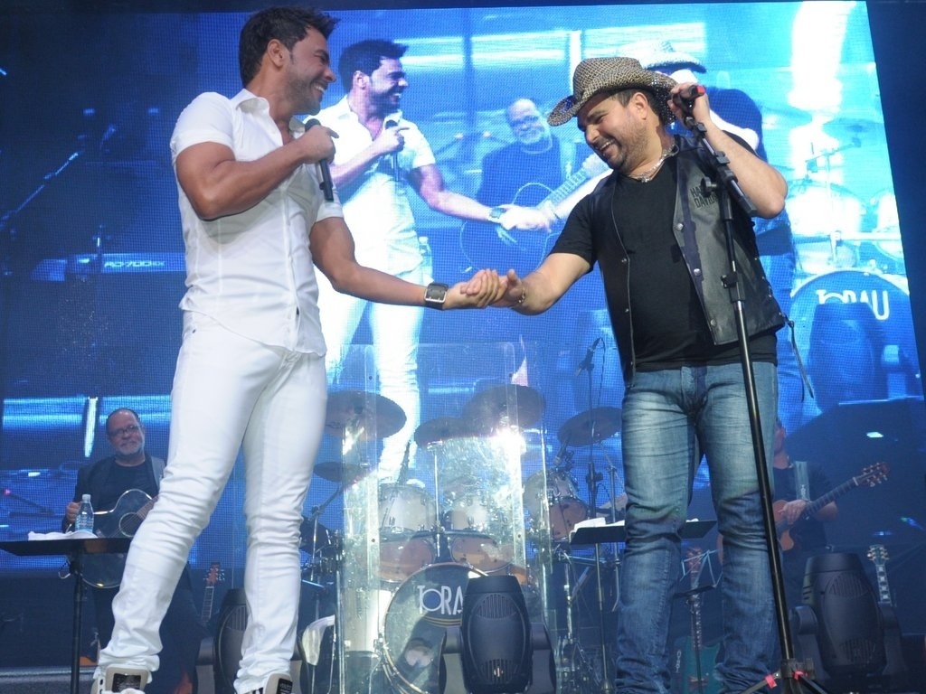 3.mar.2013 A dupla sertaneja formada pelos irmãos Zezé di Camargo e Luciano se apresenta em mais uma noite do cruzeiro "É o Amor" - Francisco Cepeda / AgNews